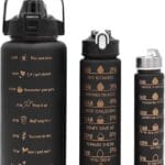 طقم زجاجات مياه رياضية مكون من 3 قطع بأحجام مختلفة (2 لتر + 900 مل + 300 مل)، مانعة للتسرب وخالية من مادة BPA، زجاجات بلاستيكية محمولة مناسبة للتخييم وركوب الدراجات والمدرسة.